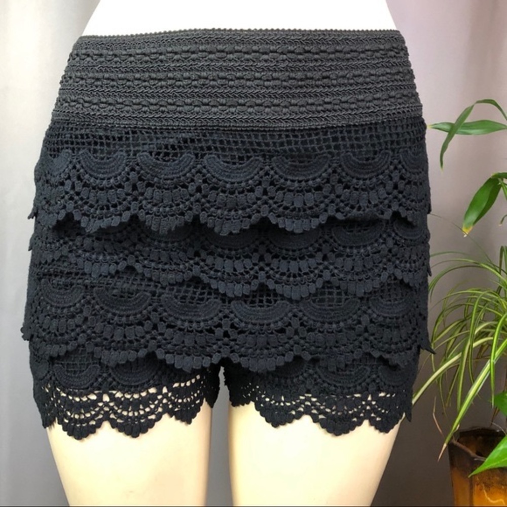 Black lace shorts with elastic waistband - Picture 2 of 8